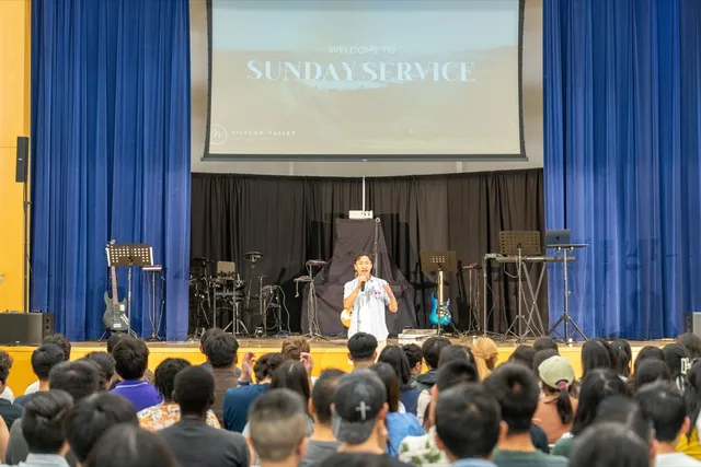 Welcome to Sunday Service screen with the full congregation gathered